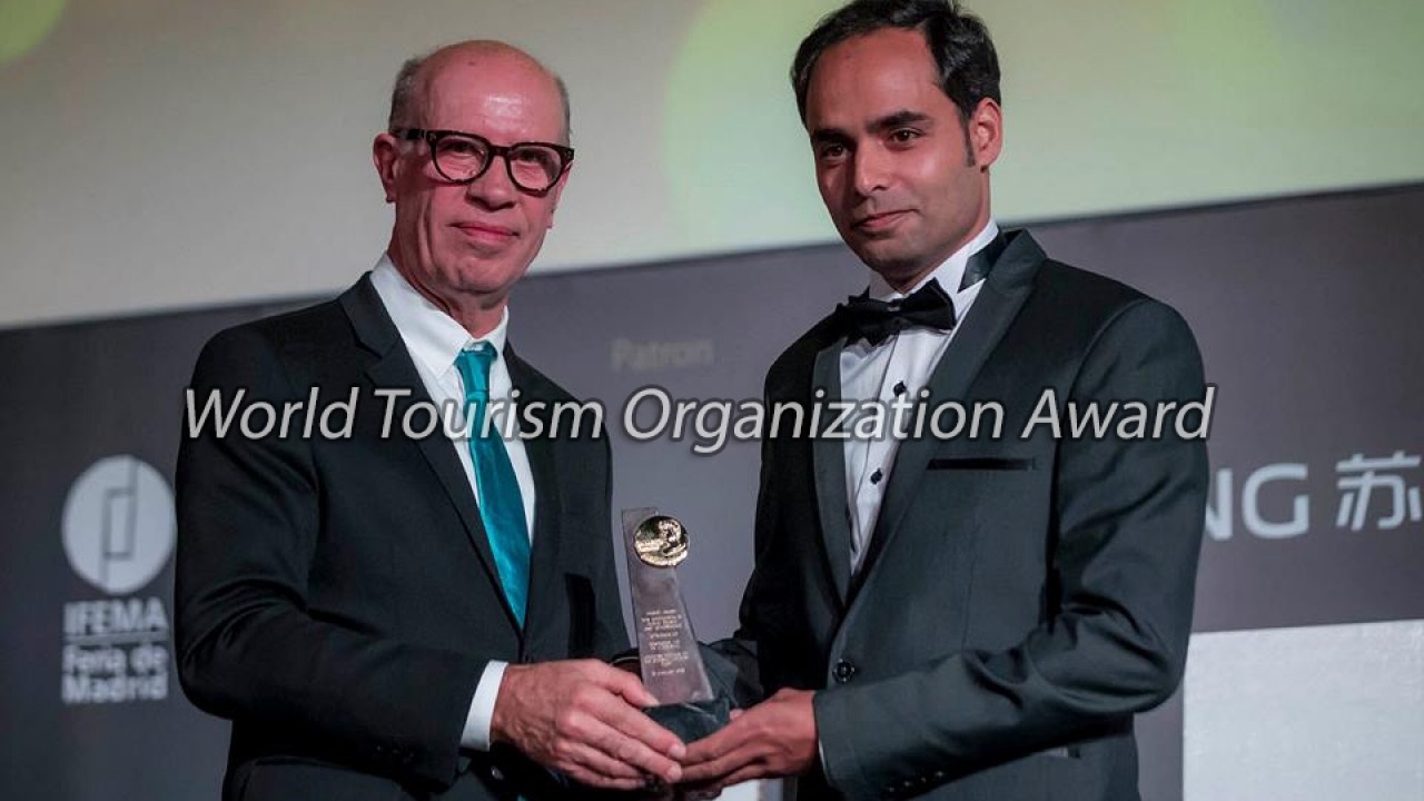 Egypt luxury tours Chairman receiving excellence award